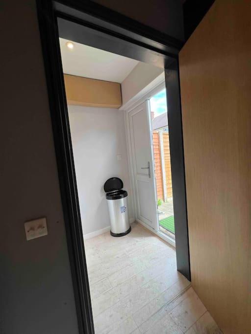Newly Built Large Garden Ensuite Guest Studio Borehamwood Exterior photo