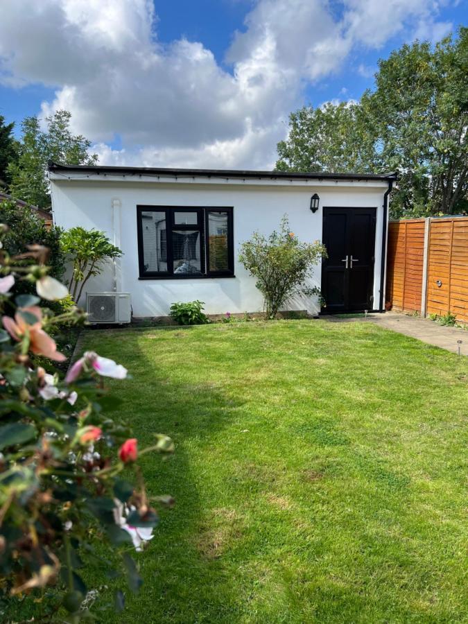 Newly Built Large Garden Ensuite Guest Studio Borehamwood Exterior photo